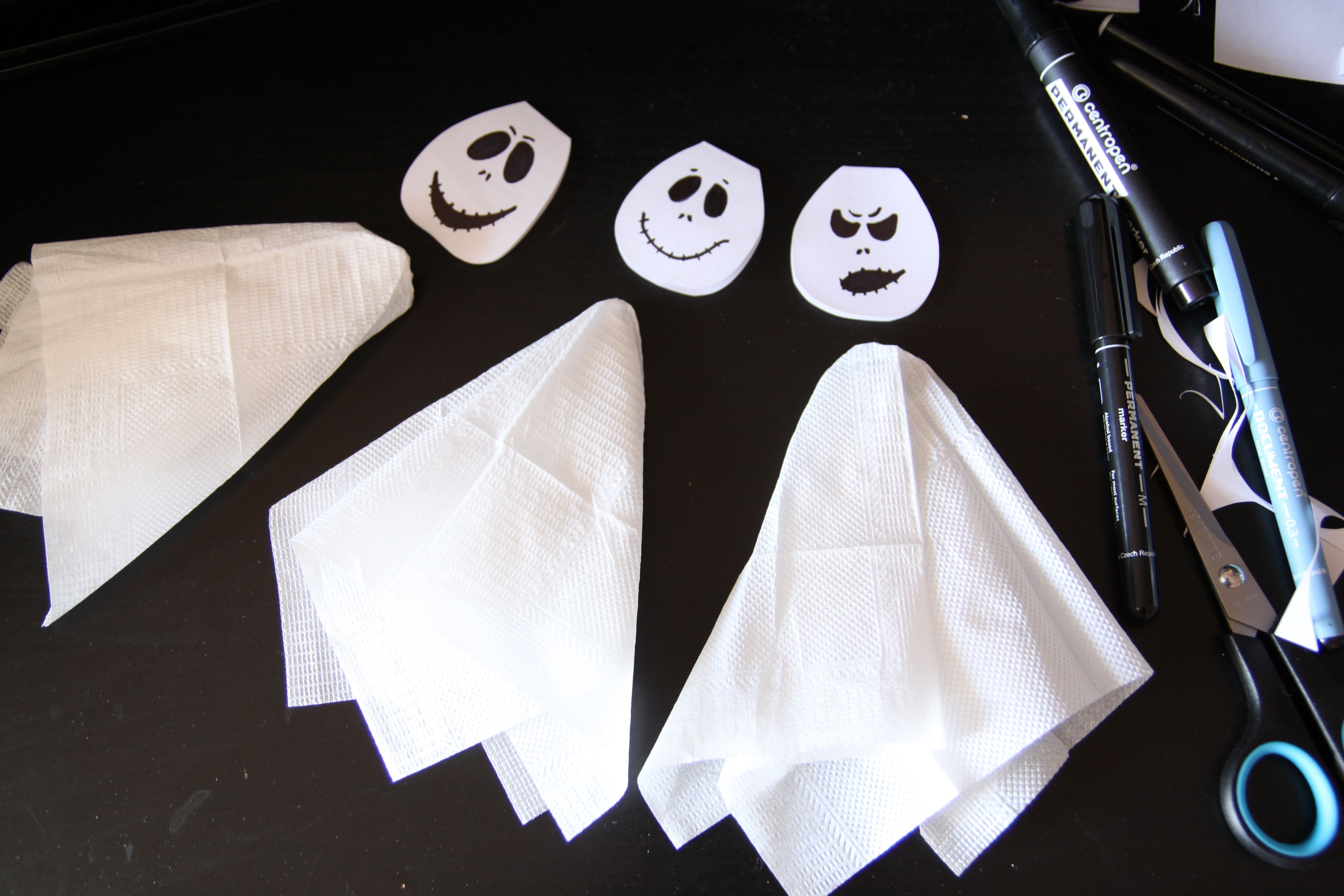 Привидение к Хэллоуину в виде закладки-уголка из бумаги